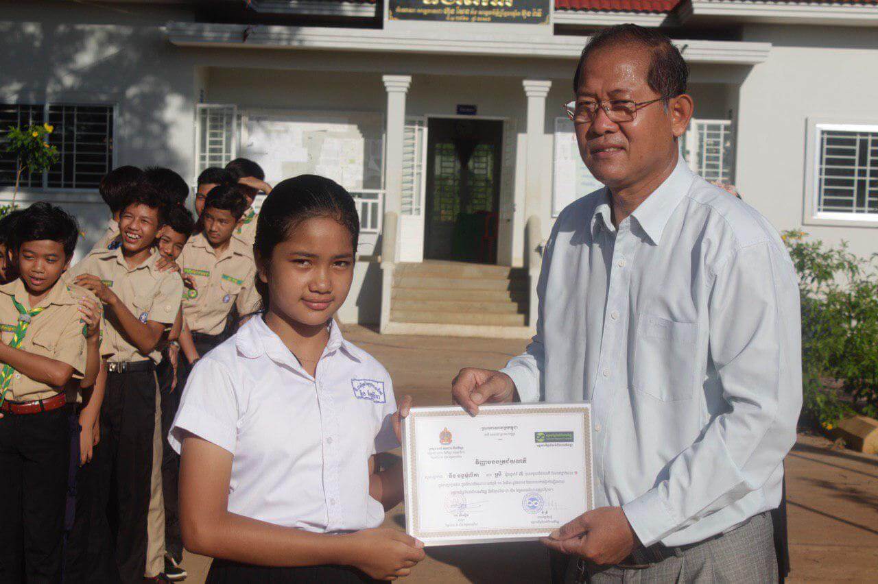 Tueng Chanmolika, a number one awardee from the 7th grade, receiving her award certificate