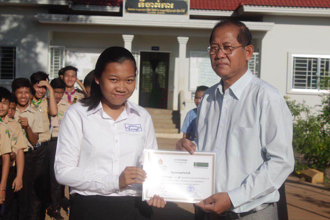 Punleou Neangpunary, a number one awardee from the 8th grade, receiving her award certificate
