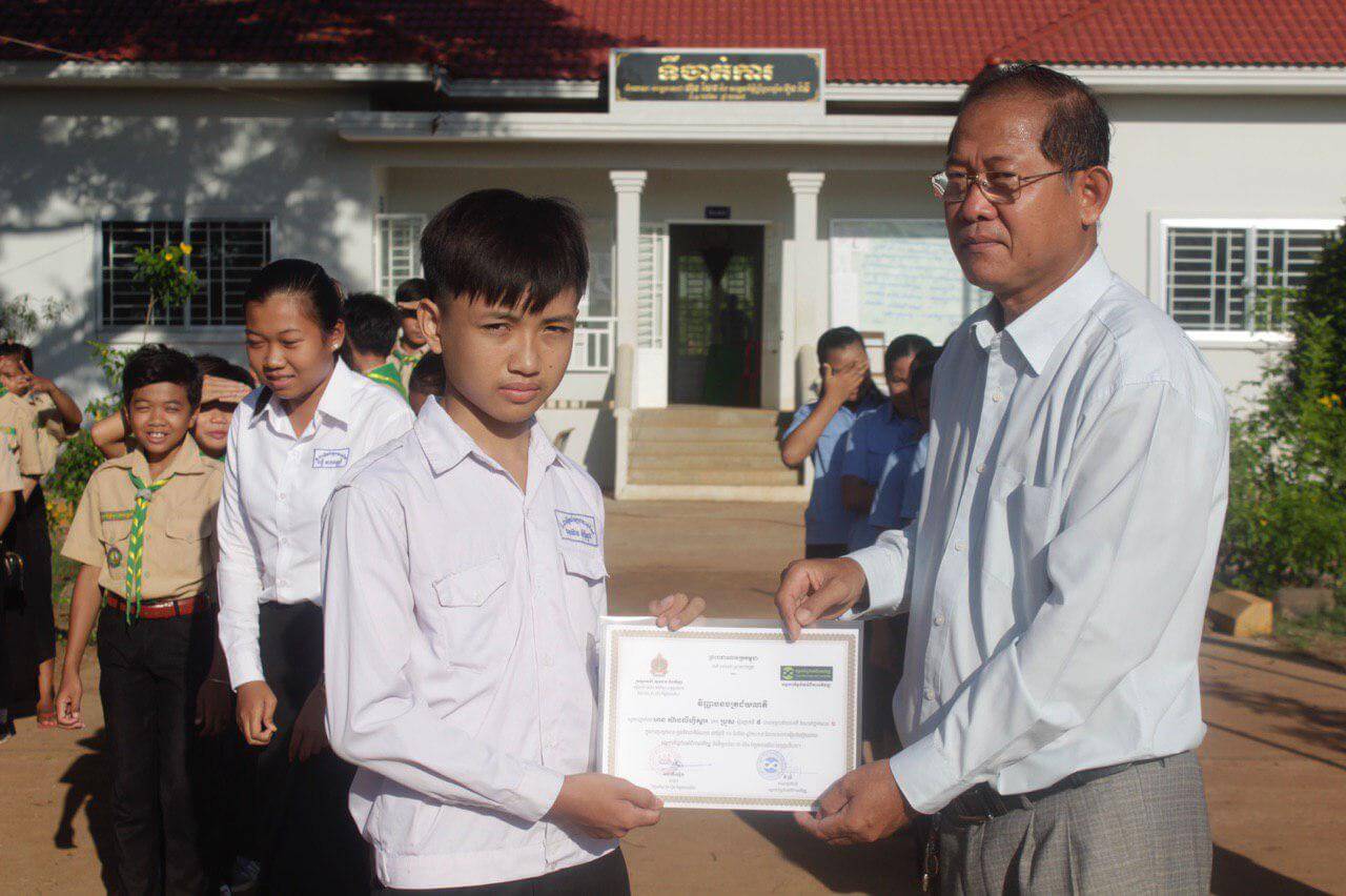 Ean Sanlyfystar, a number one awardee from the 9th grade, receiving his award certificate