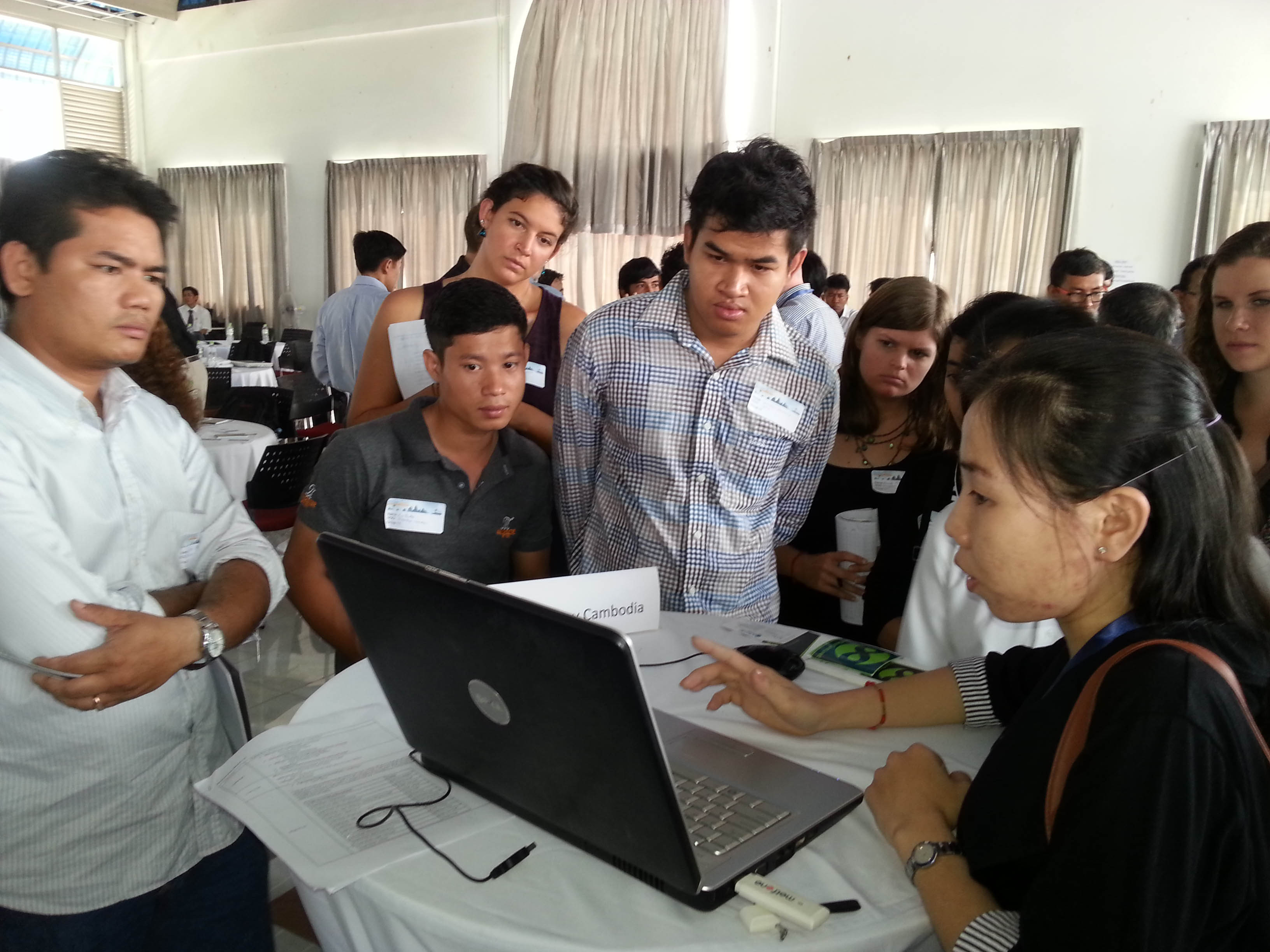 Design Team Leader Heng Huy Eng demonstrates ODC website usage to participants.