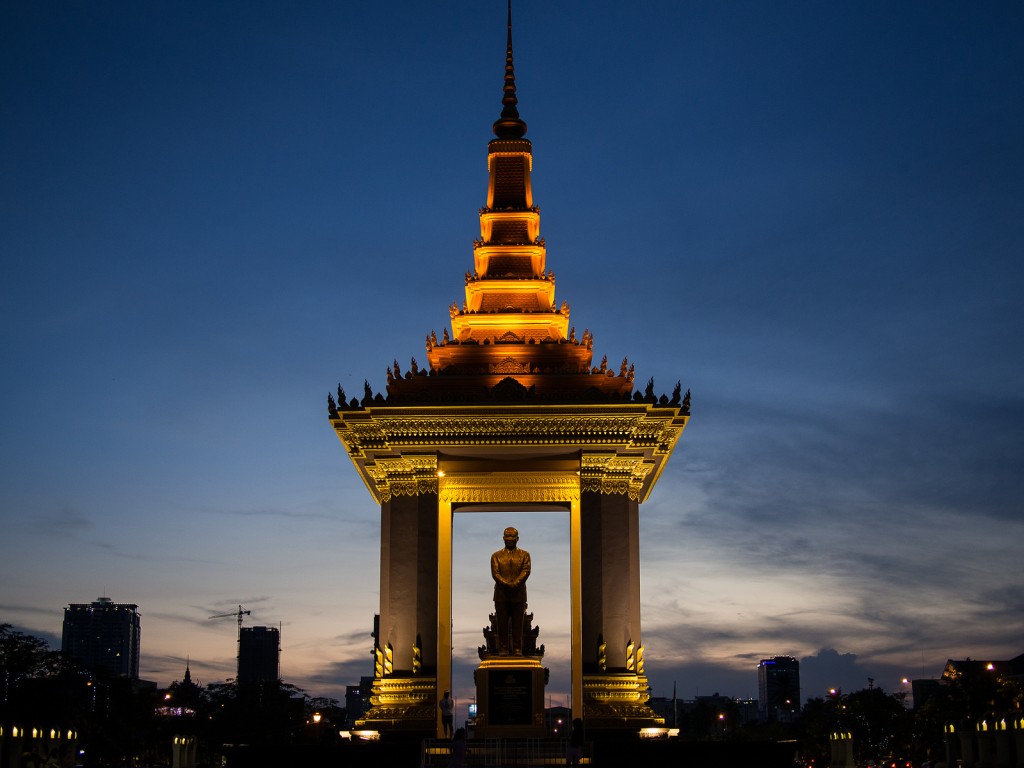 A statue of the former King Norodom Sihanouk in Phnom Penh. A photo by arileu, taken on 13 April 2015. Licensed under CC BY 2.0