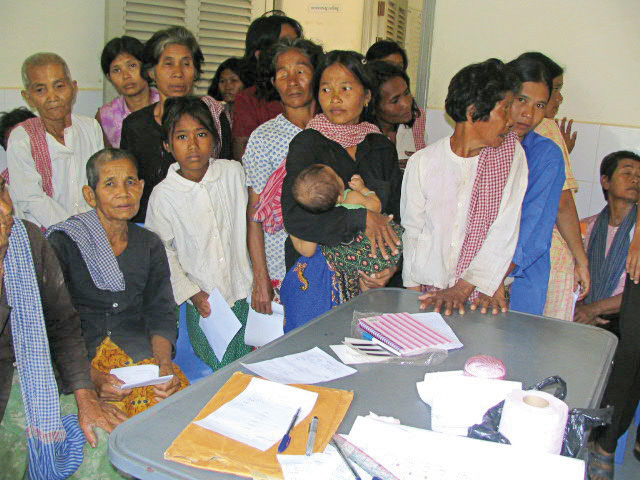 Patients are registered during the outreach screening at Vien Health Center. Photo by Community Eye Health, taken in 2006. Licensed under Attribution-NonCommercial 2.0 Generic (CC BY-NC 2.0)