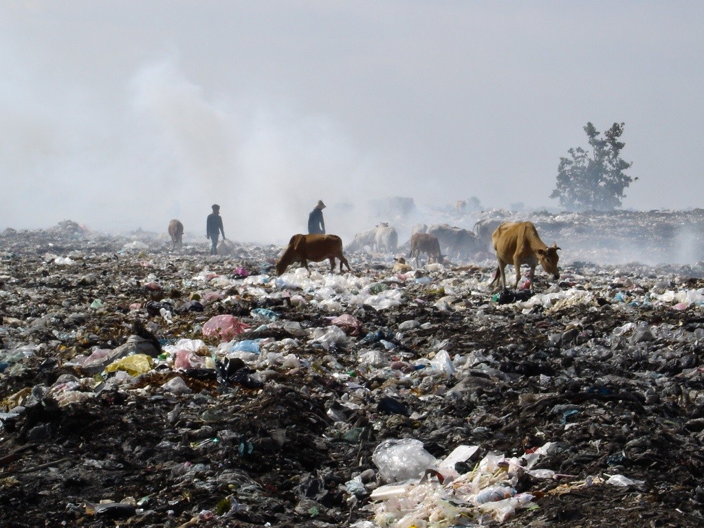 A landfill site in Battambang province, Cambodia. Photo by freshheadfilms, taken on 6 January 2005. Licensed under CC BY-ND 2.0