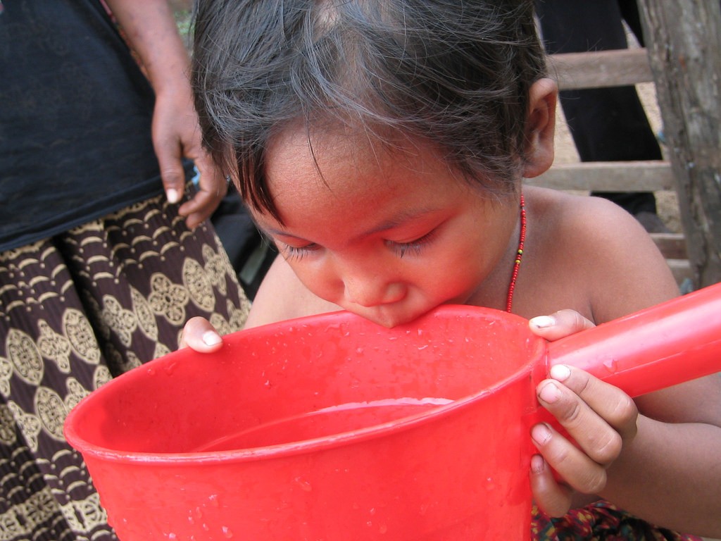 Young child drinks clean water in Cambodia. Photo by Cecilia Snyder, taken on 12 July 2003. Licensed under  CC BY-NC-ND 2.0